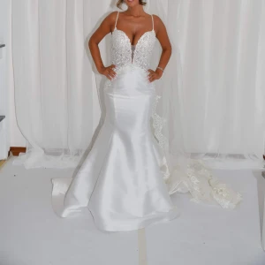 Brudklänning  - Brudklänning ingår brudslöja 3m  storlek 34/36  