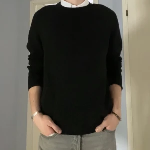Stickad tröja svart - Stickad tröja i svart, storlek medium. Använd men fortfarande i bra skick utan fläckar. Lite nopprig men inget som syns tydligt, skick 8/10. Buda eller köp direkt för 250kr, priset kan diskuteras privat. Nypris 600kr.