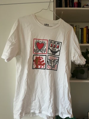 Uniqlo x Keith Haring - Snyggatse t-shirten som söker nytt hem ❤️