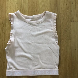 Topp - Säljer denna jättefina topp. Är i fint skick!