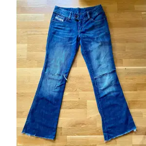 Superfina Diesel jeans med låg midja. Har blivit sönderklippta i knä samt avklippta ben.   Mått: Midja ca 80cm Innerbenslängd 78cm   Märkta storlek 30 men små i storleken. Snarare 27-28.
