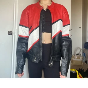 Äkta biker jacket - En äkta MC jacka med armbågsskydd och tjockt material. Jackan har en innerficka oxh två fickor med dragkjedja som man ser på bilden. Detta är en vintage jacka och behövs bara torkas av lite. Har inte bestämt mig om jag vill sälja än men intressekoll