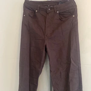 Bruna byxor - Bruna jeans köpta från H&M helt nya oanvända! Strl 40, säljer pga att de är stora på mig och använder ej