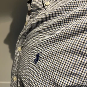 Ralph lauren, rutig skjorta - Ralph Lauren Skjorta köpt för :1299kr Vårt pris :199kr Skick-9/10 modellen på bilden är 185 Brukar vanligtvis bära M så denna passar S/M