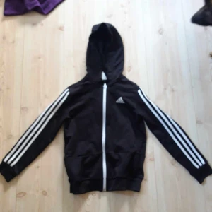 Tröja med luva - Knappt använd Adidas tröja 