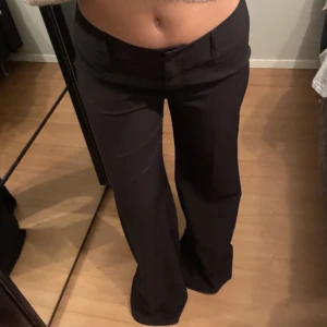 Raka kostymbyxor  - Säljer byxorna eftersom byxorna är för långa på mig, jag är 170 cm lång ❤️