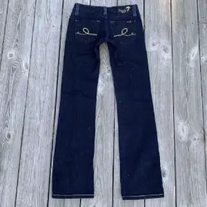 Säljer mina seven jeans som jag köpt här på plick,  men de har tyvärr inte  kommit till användning, skriv vid frågor :) nypris 2000kr 