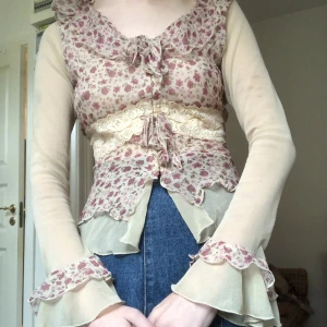 Mesh blus blommor spets - Mesh blus med vida ärmar och spets!