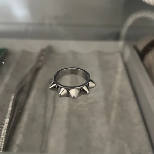 Edblad ring - Säljer min fina edblad ring då den inte kommer till användning💕nästan helt ny och i storlek xxs som passar perfekt till lillfingret, köpt för 349