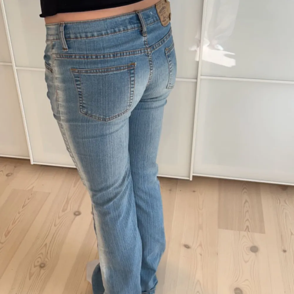 Säljer ljusblåa low waist jeans som passar en storlek s. Jag är 160 och dem är långa på mig.. Jeans & Byxor.