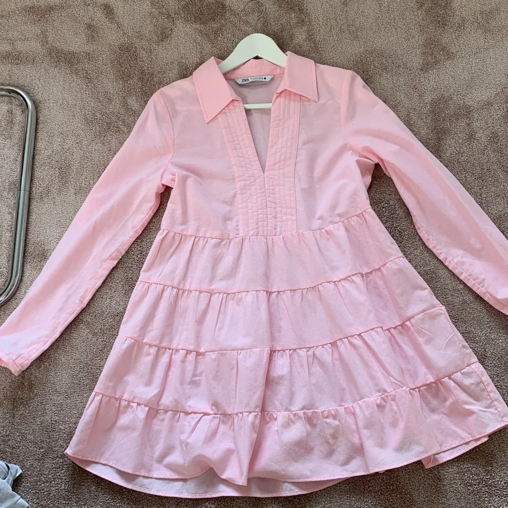 Säljer min rosa zara klänning eftersom den har blivit för liten. Priset är förhandlingsbart.🥰. Klänningar.