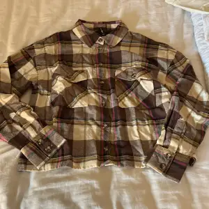 New yorker skjorta i storlek xs. Använd några gånger men inga defekter. 