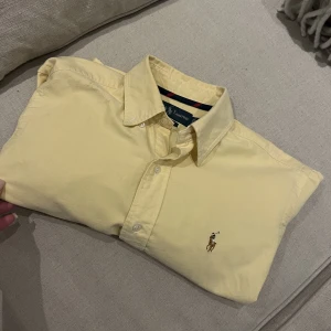 Skjorta från Ralph lauren - Gul skjorta från ralph lauren i nyskick. Jättesnygg nu i höst 💛