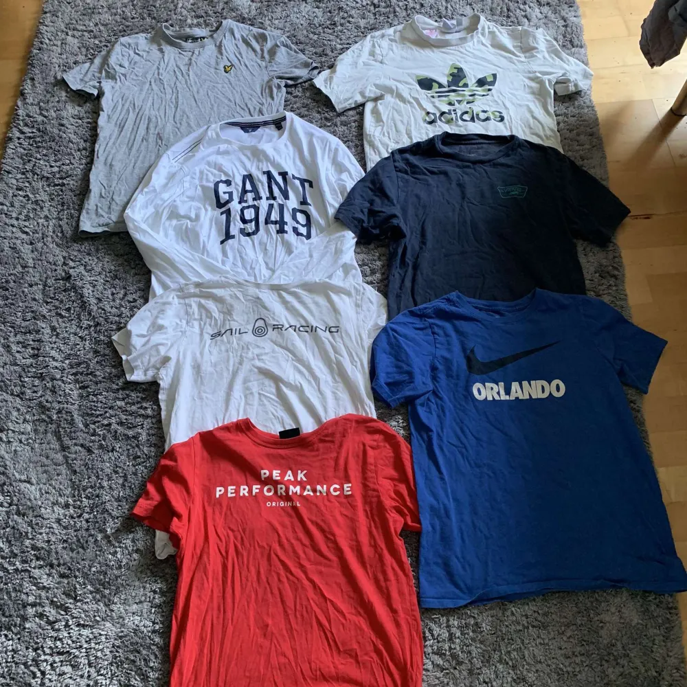 Snygga, basic t-Shirts. Bra och blandade märken. Skriv för fler bilder och storlekar vid intresse. Utgår från 100 kr/styck. Min bror sätter pris jag frågar ifall ni vill veta någon speciell. T-shirts.