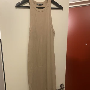 Klänning - Beige enkel basklänning från Zara. Aldrig använd 