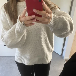Stickad tröja  - En jätte fin vit stickad tröja från bikbok, sen är storlek M och sitter större på mig som oftast har xs/s i tröjor. Tröjan är i mycke bra skick. Köptes för 400