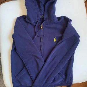 Polo Ralph Lauren zip - Jättesnygg zip från Ralph Lauren! Marinblå i strl S, säljs då den inte används💗 Fråga om du undrar något!❤️ Unisex!