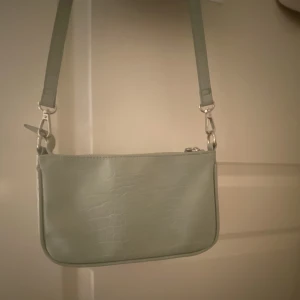 Väska  - Jättesöt väska som jag inte använder längre🩷 vet inte var den är ifrån men den är i bra skick och inte använd så mycket!