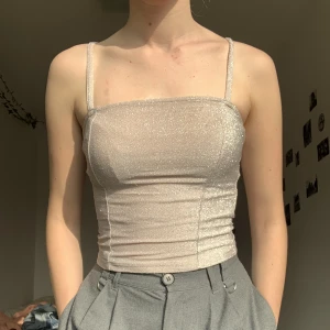 Glittrig topp - Fin glittertopp från Gina i storlek S