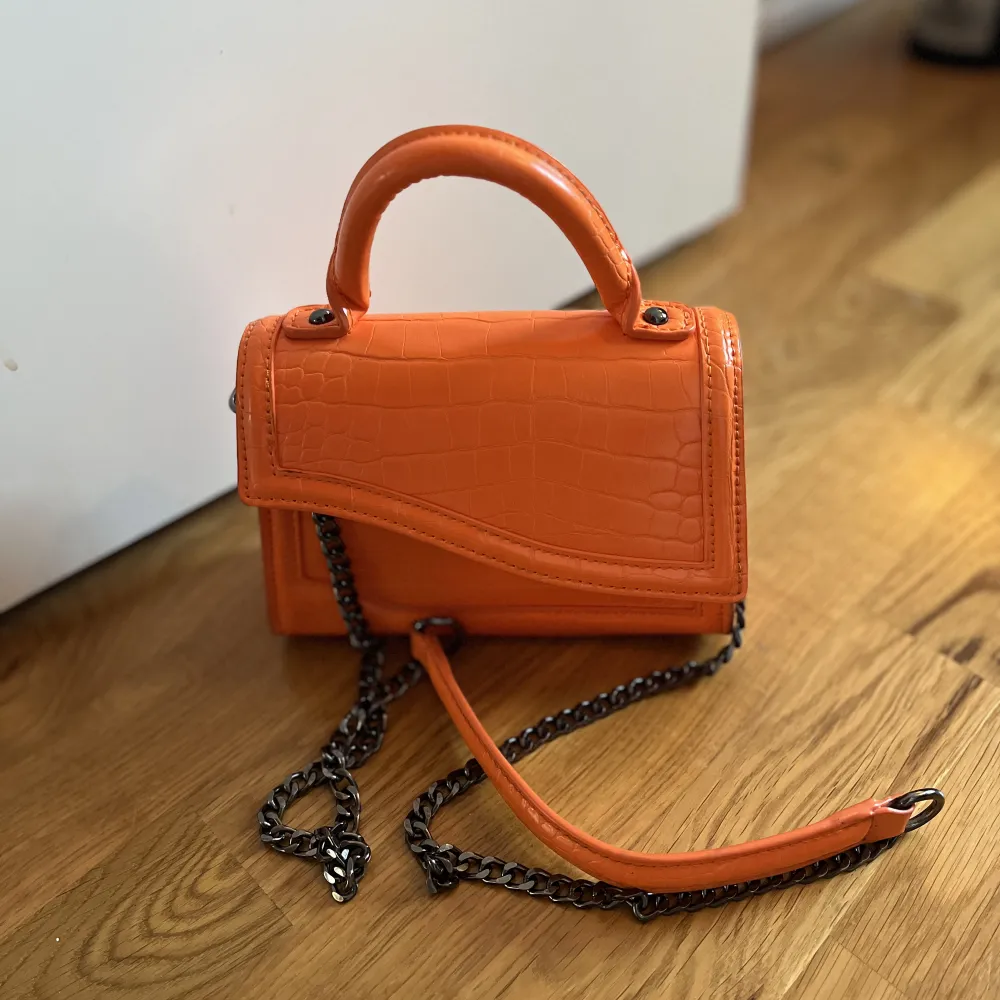 Super söt orange handväska!! Använd ca 3ggr!. Väskor.