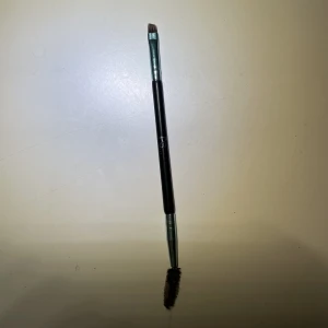 Ögonbrynsborste  - Renar mycket av mitt smink, smycken och kläder nu och kan ge paketpris vid köp av flera✨🤍