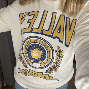 Sweatshirt från Jack & Jones - Säljer denna skitsnygga sweatshirt från jack & jones, då den ej används:/ Använd ett fåtal gånger, men har två små fläckar på vänstra armen (se bild 3), annars inga skavanker. Köpt på herravdelningen så unisex 💕 Väldigt mysig nu till hösten🫶🏼