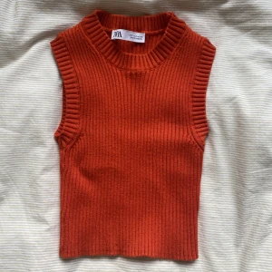 Stickad topp - Zara stickad tight topp, sparsamt använd och passar även mig som brukar ha M :)