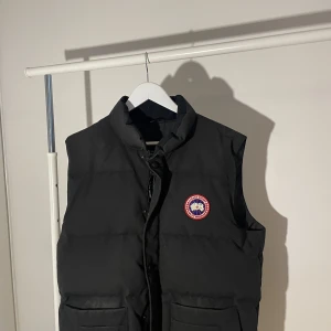Canada goose väst  - Hej säljer nu min fina canada goose väst storlek large perfekt nu till vintern och hösten 