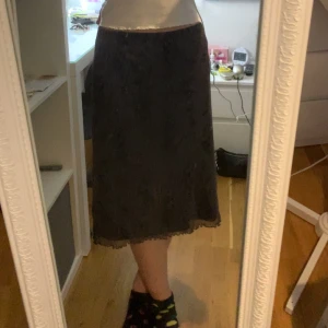 Kjol - En lång kjol med blommor på, använt den kanske 2 gånger. Stretchig och skönt matrial, kanske lite stor vid midjan.