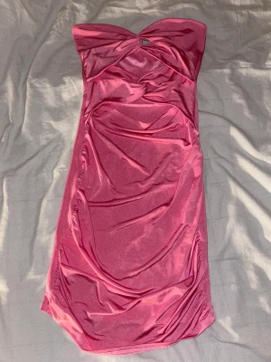 Klänning - Rosa oanvänd kort klänning i storlek Xs. Klänningen är twistad framtill. Säljer då den var för liten💕