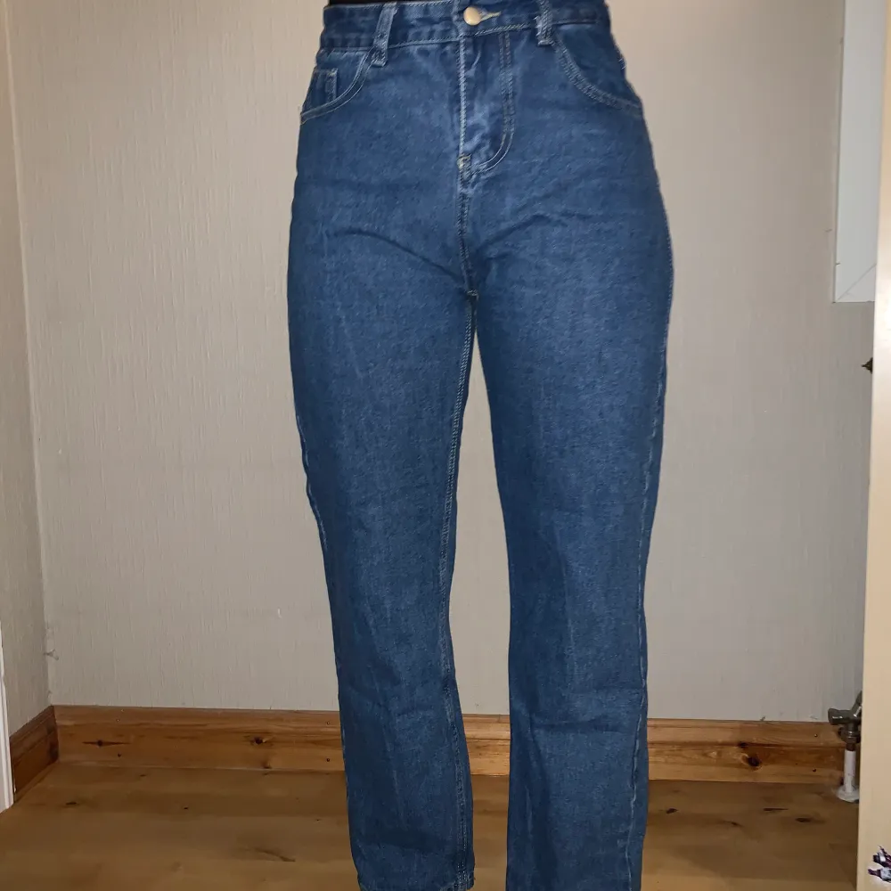 Snygga raka jeans med blekt tryck av en fjäril på rumpan. Super snygga storlek m men passar xs-m💙köpen står för frakten!. Jeans & Byxor.