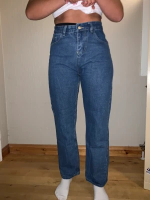 Jeans med tryck  - Snygga raka jeans med blekt tryck av en fjäril på rumpan. Super snygga storlek m men passar xs-m💙köpen står för frakten!
