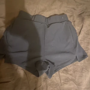 Träningsshorts - Träningsshorts som är högmidjade, dom är aldrig använda. Dom sitter löst.