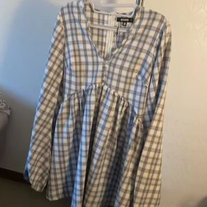 Missguided kläning - Kläning med biff armar