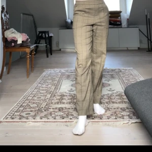 Höstiga byxor - Mörkare, rutiga byxor med skön resår i midjan. Gränsar till att vara croppade på mig (170). Lite intagna i midjan sedan innan men det går lätt att sprätta upp om det passar bättre. 