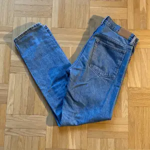 Tja! Säljer dessa Weekday jeans 10/10 Använt ett fåtal gånger. Modell : Barell  Straigt fit  Storlek 28/32  Helst mötas upp i Stockholm. Vid fler frågor skriv 👍