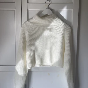 Vit stickad tröja - Vit stickad tröja i en kortare modell från missguided. Köpt från Zalando. Använd en gång.