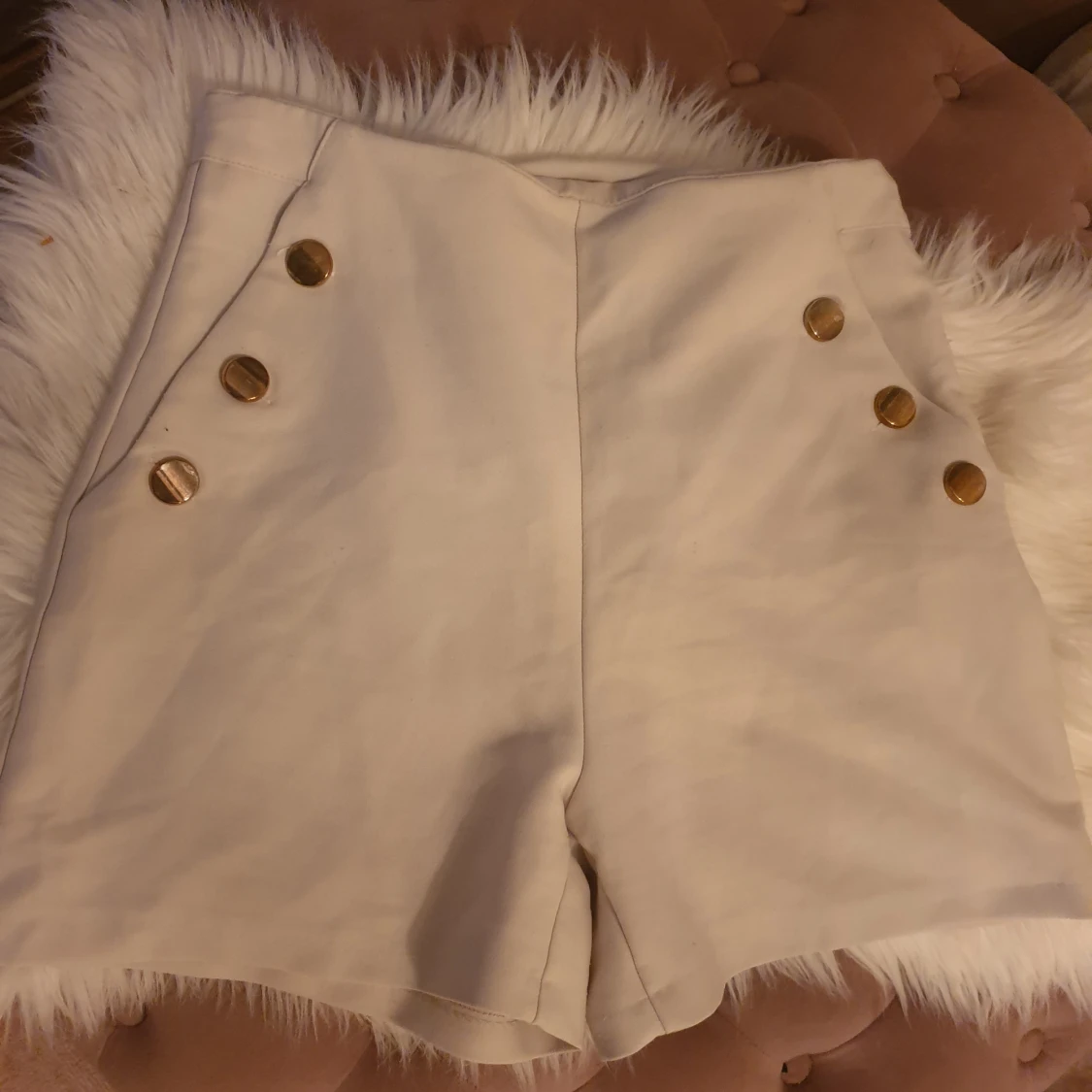 Höga shorts med guldknappar - 91