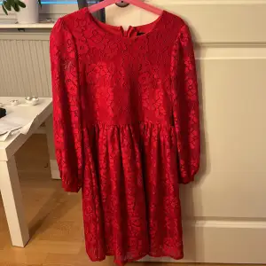 En väldigt skön röd klänning som passar till jul❤️Barn storlek 
