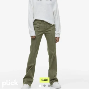 Cargobyxa från hm  - Säljer dessa populära byxor från hm😍Helt slutsålda! De är storlek 38 men passar mig som jag 36 i byxor!