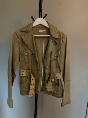 Grön safarijacka, Vila - Ljusgrön safariinspirerad jacka från Vila. Storlek M men passar mer som S.