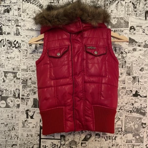 Cool väst  - Jättecool väst som är ganska liten så sitter snyggt då den får en cropped passform. Hör av för fler frågor eller bilder!