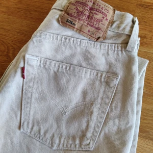 Vintage Levis 501 - Beige vintage Levis 501. Storlek 28x32, passar en dagens storlek 25 ungefär. Jag är 170cm lång och längden är perfekt på mig. Använda av mig men kändes oanvända när jag köpte dom. Fantastiskt skick! 