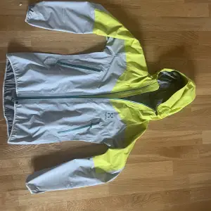 Haglöfs L.I.M Comp Jacket Dam grå  En lätt skaljacka med högpresterande GORE-TEX Active  Ett måste för gramjägare som vill skydda sig mot vädrets makter. Mjukt och tyst GORE-TEX Active-skal som har en bra balans mellan vattentäthet, vindtäthet och andning