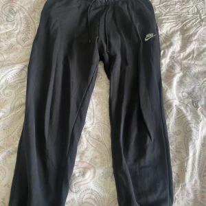 NIKE MJUKISBYXOR  - Säljer mina mjukisar som tyvärr inte passar längre, dessa är använda endast ett par gånger och är i gott skick. 