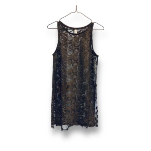 Tunika i spets - Slits på båda sidor. Fint skick!