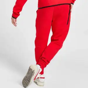 Röda Nike tech byxor som är i bra skick och har inga tecken på användning. Priset kan diskuteras. Säljer då de inte längre kommer till användning 💕💕är i barnstorlek