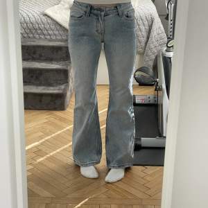 Populära jeans från brandy melville. Använda, men syns inte. Slutsålda på hemsidan. Använd gärna köp nu :)