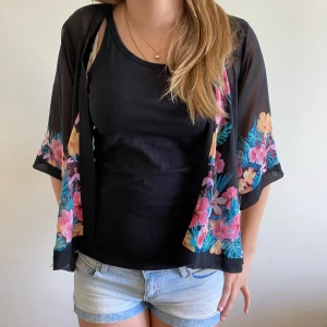 Tunn kofta  - Jätte skön tunn kofta med blommor 🌺 