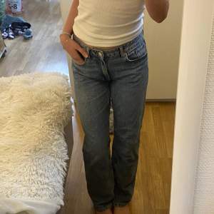 Jättefina knappt använda jeans från ZARA. Mid waist och straigt fit. Jätteskönt material. Passar mig perfekt i längden, 175 cm. Kontakta mig vid intresse💕